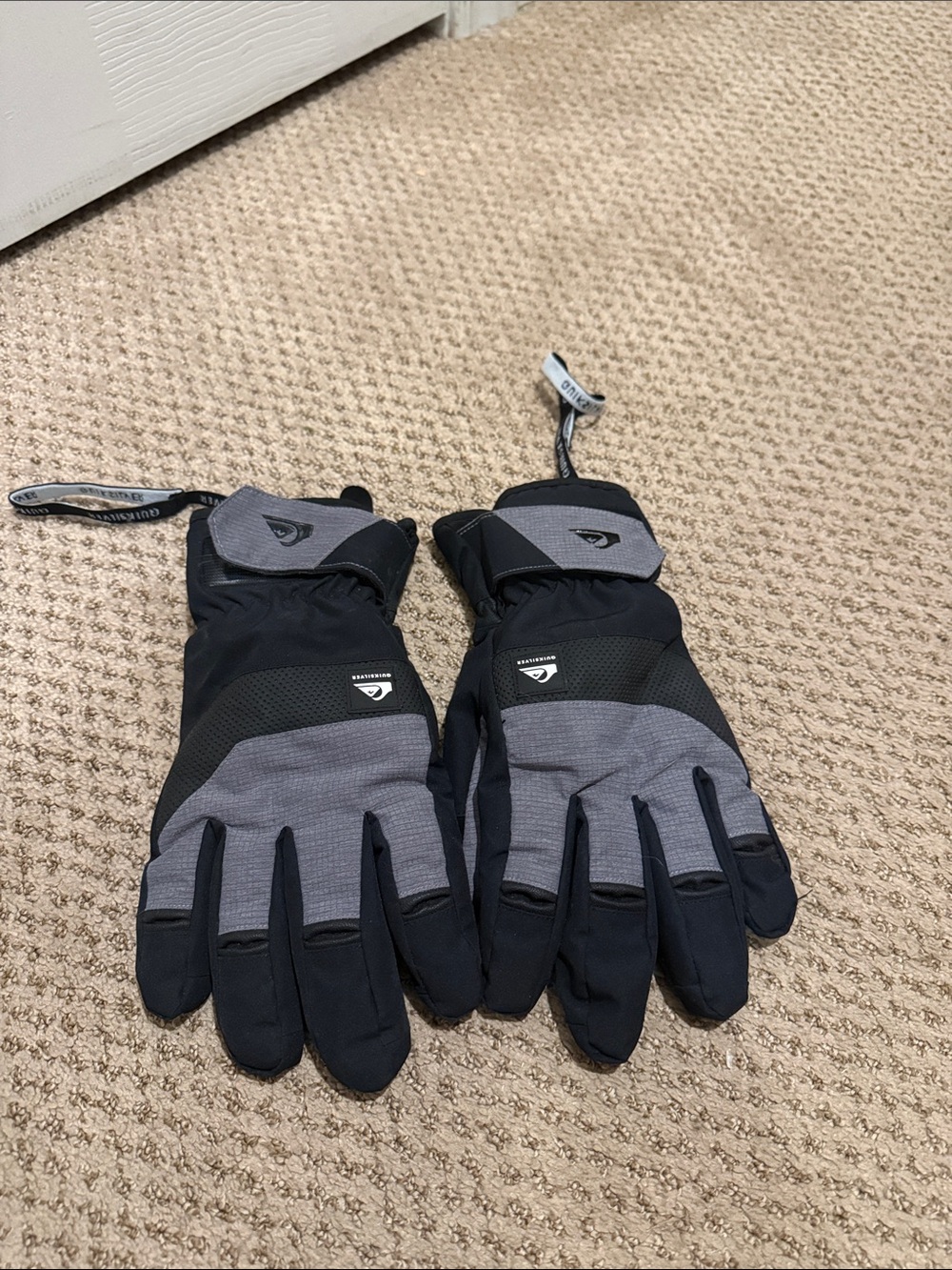 Quiksilver Men's Black and Gray Winter Gloves